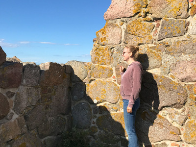 Auf Zehenspitzen kann Kristina so gerade über die Mauer nach Schweden gucken