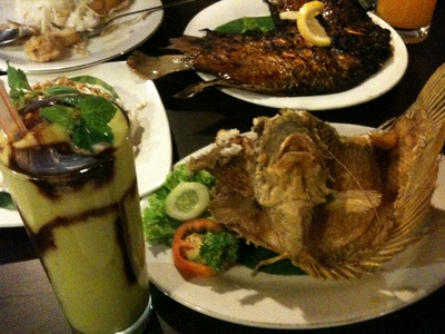 Avocadoshake mit Schokosirup