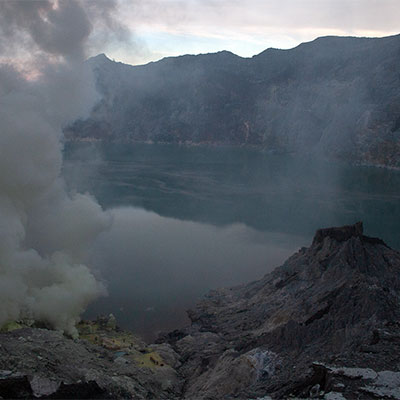 Blaue Flammen im Krater des Kawah Ijen