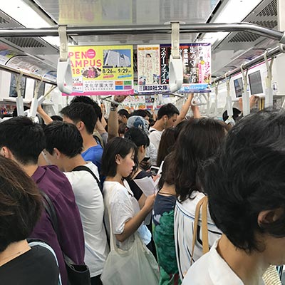 Zusammen mit sehr vielen Menschen in Tokio