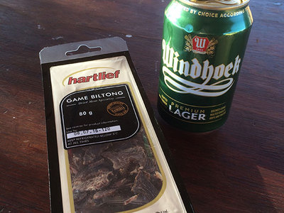 Biltong (Trockenfleisch) und Windhoek Lager