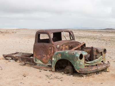 Autowrack am Straßenrand